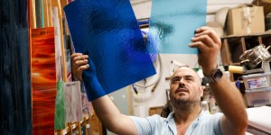 Alberto Cascón, vidriero de Málaga: “Hago mi trabajo en la voluntad de Dios”