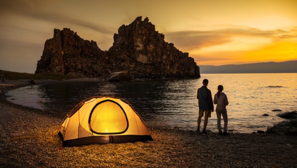 modlitwa nad jeziorem o zachodzie słońca