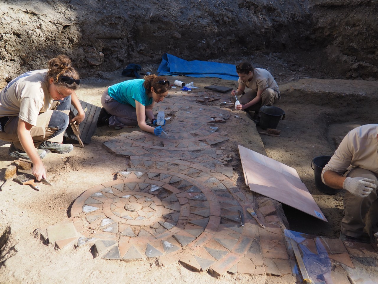 Descubriendo la historia con la Biblia en la mano