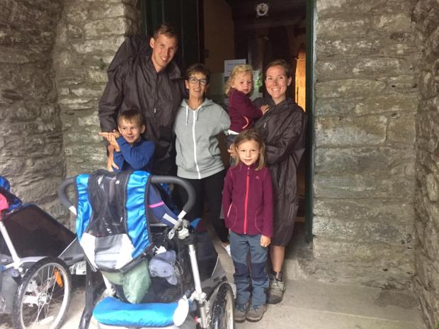 Elena con una familia de peregrinos franceses en la parroquia de O Cebreiro