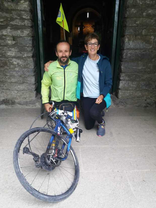 Elena junto a un peregrino con bicicleta adaptada