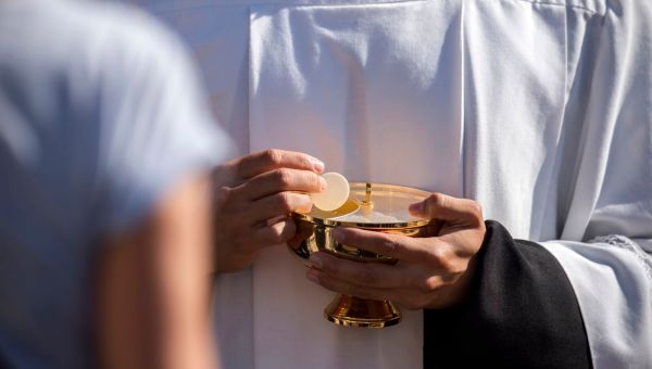 Komunia święta udzielana na zewnątrz kościoła