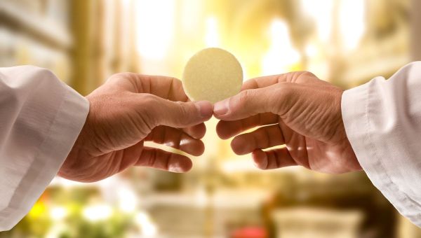 Lo que tuvo que para ara que Cristo se quedara en la Eucaristía