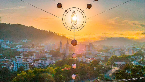 Terço suspenso no Santuário de Nossa Senhora de Lourdes