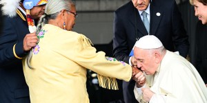 Indígenas de Canadá cantan y reciben al Papa en su viaje penitencial
