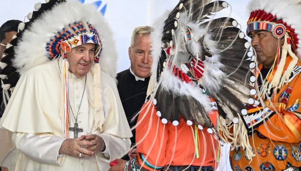 Pope-Francis-wears-a-headdress-Indigenous-leaders-at-Muskwa-Park-in-Maskwacis-Canada-AFP