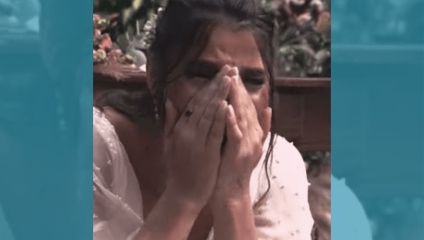 Noiva chora com surpresa da avó
