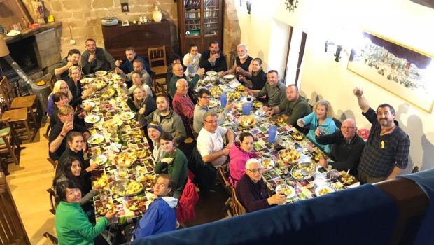 Toño en el comedor del Albergue parroquial de Grañón (La Rioja)