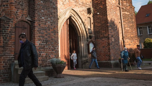 wierni wychodzący z kościoła