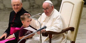 Un niño «valiente» sorprende al papa Francisco en la audiencia general