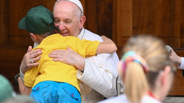 papież Franciszek przytula dziecko, które uciekło z Ukrainy przed wojną