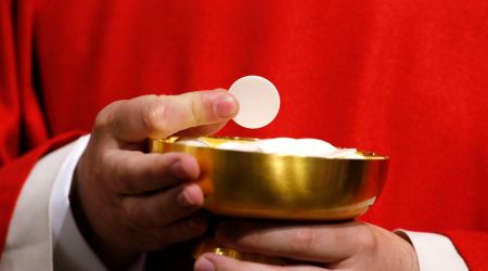 Comulgar de rodillas o de pie, ¿es lo mismo?