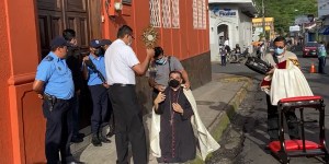 Con el Santísimo en manos, así encaró monseñor Álvarez a la Policía orteguista
