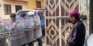 El curioso canto de monseñor Rolando Álvarez ante la Policía orteguista