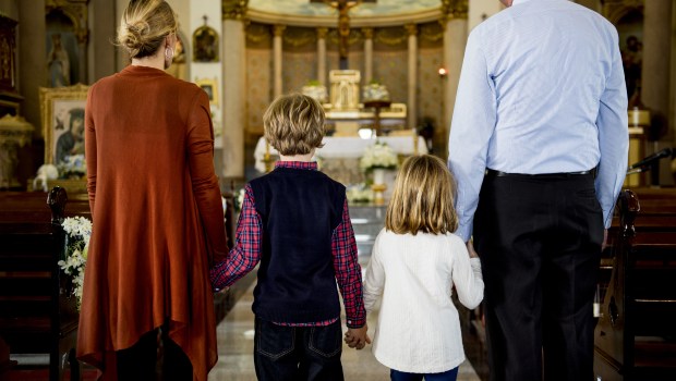 niños ante el sagrario