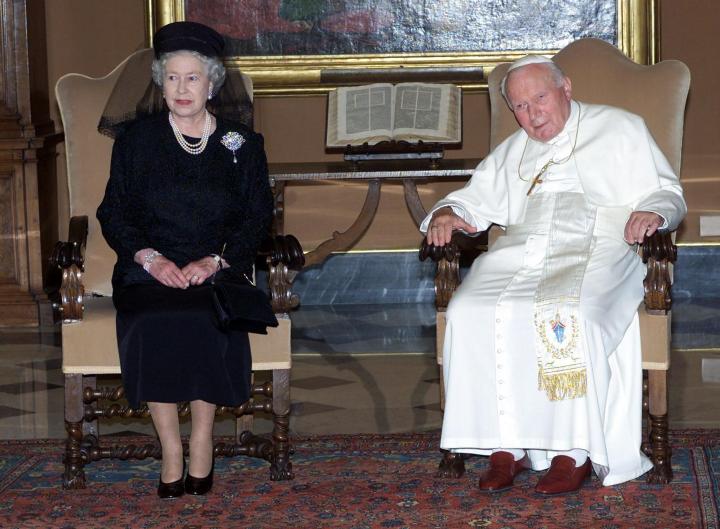 Britains-Queen-Elizabeth-II-with-Pope-John-Paul-II-AFP