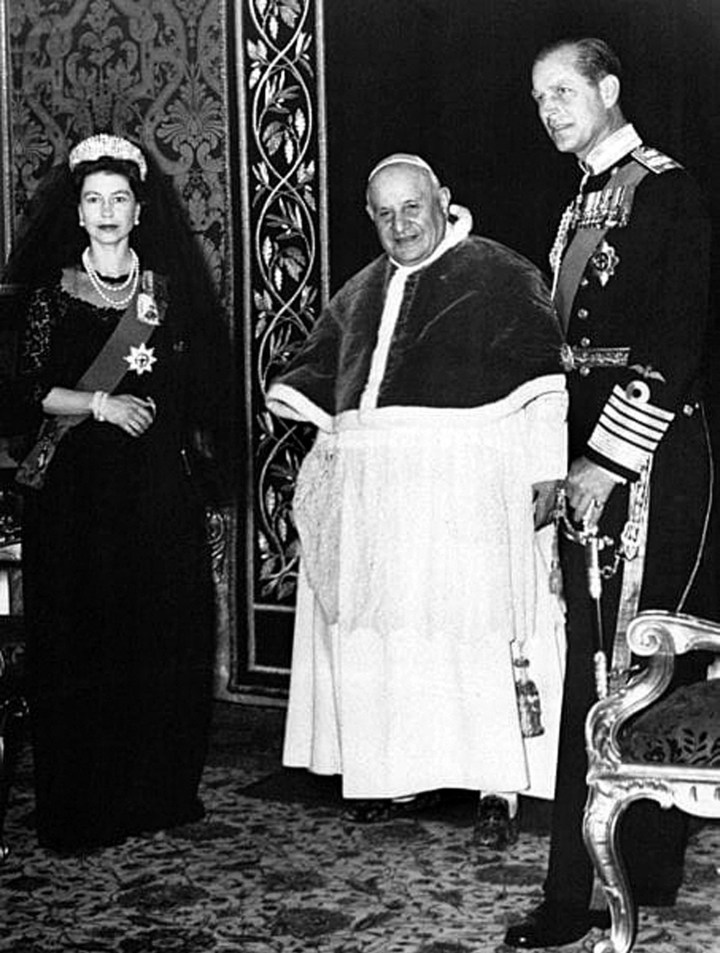 Britains-Queen-Elizabeth-II-with-Pope-John-XXIII
