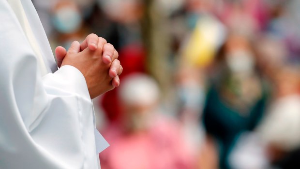 ksiądz podczas Mszy