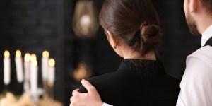 Diez citas bíblicas para consolar a un ser querido en duelo