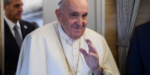 Vientos de guerra desvían el avión del Papa: no sobrevoló Ucrania y Rusia