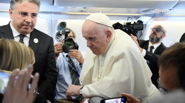 Pope-Francis-boards-his-plane-trip-to-Kazakhstan-AFP