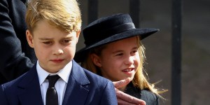 Una lección de la asistencia al funeral del Príncipe George y la Princesa Charlotte