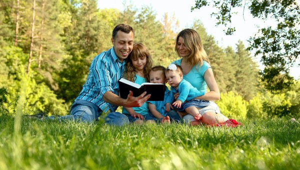 niños aprendiendo a leer la Biblia