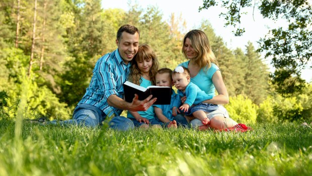 niños aprendiendo a leer la Biblia