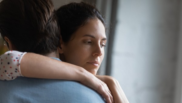 DONNA ADULTA CHE ABBRACCIA UOMO