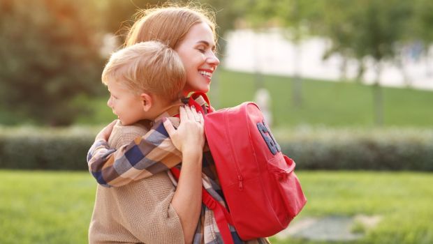 mamá abrazando a hijo en la escuela