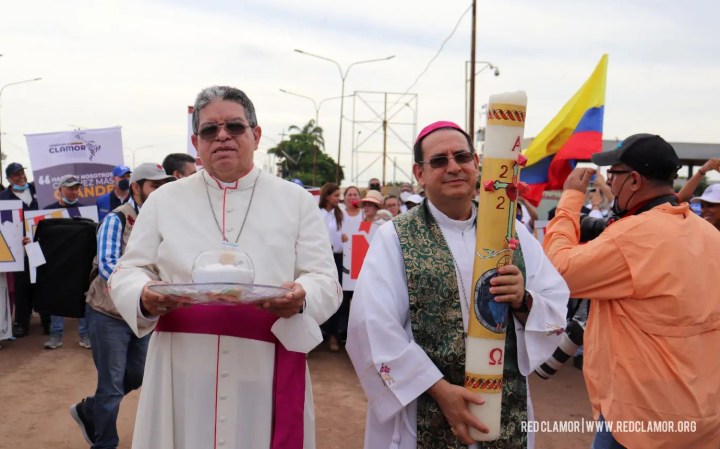 Arzobispo-de-Maracaibo-y-Obispo-de-Riohacha-se-encuentran-en-la-Jornada-Mundial-del-Migrante-en-la-frontera-Colombia-y-Venezuela-Foto-de-la-Red-Clamor-1.jpg