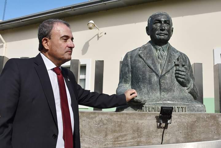 Pedro Pesatti with the statue of Artemide Zatti