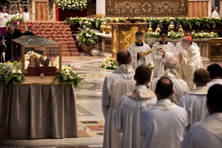 Pope-Francis-celebrates-a-Holy-Mass-to-the-60th-anniversary-of-the-beginning-of-the-second-Vatican-Ecumencial-Council-Antoine-Mekary-ALETEIA