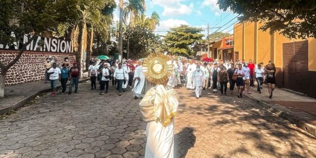 Santísimo en las calles de Bolivia