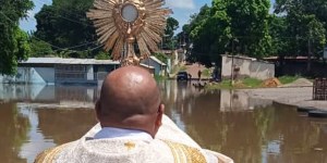 Padre Anderson y su conmovedor recorrido con el Santísimo en las inundadas calles de Venezuela