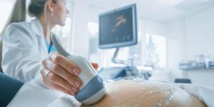 El médico hizo lo imposible: unos padres ciegos ‘ven’ la ecografía de su hijo