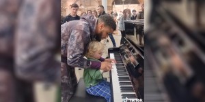 El pianista cumplió el sueño de un niño en una estación de trenes
