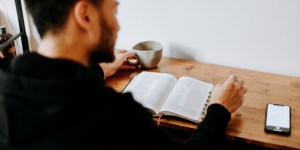 ¿Sabes en qué orden leer la Biblia?