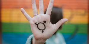 Un prestigioso psiquiatra alerta de «un boom de jóvenes que dicen ser trans por moda y no lo son»