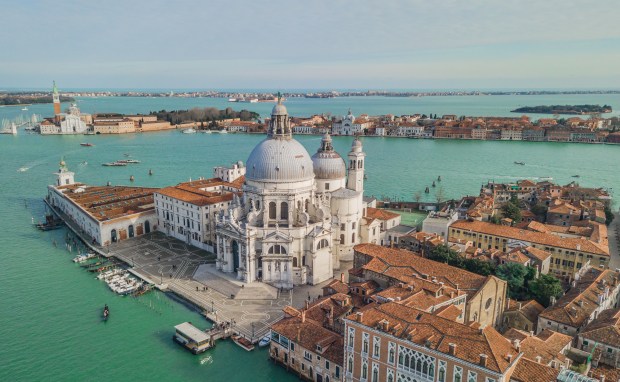 BASILIQUE-VENISE-shutterstock_1055755679.jpg