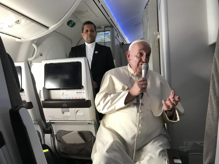 conference pape avion retour de Bahreïn 6 novembre 2022