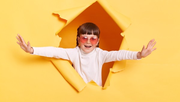 dziewczynka przedziera się przez kartonową ścianę