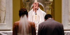 ¿Quién administra el sacramento del matrimonio?