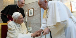 Papa Francisco pide orar por Benedicto XVI:«Está muy enfermo»