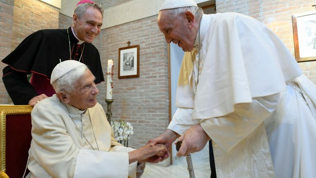 Papież senior Benedykt XVI i papież Franciszek