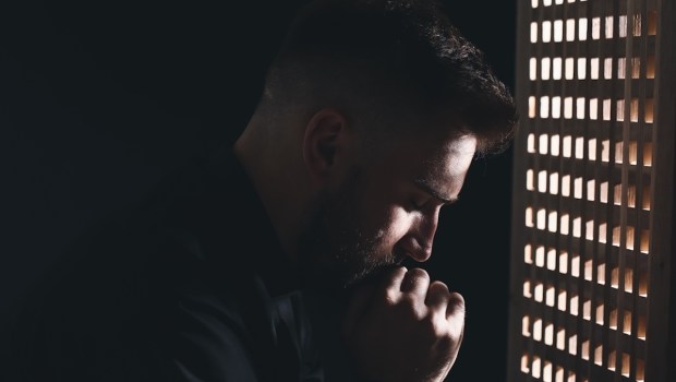 Padre no confessionário