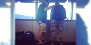 Una sencilla foto de aeropuerto nos recuerda el poder de orar por alguien