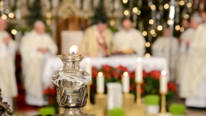 Cardinal-and-priest-in-front-of-the-altar-in-catholic-church-Christmas