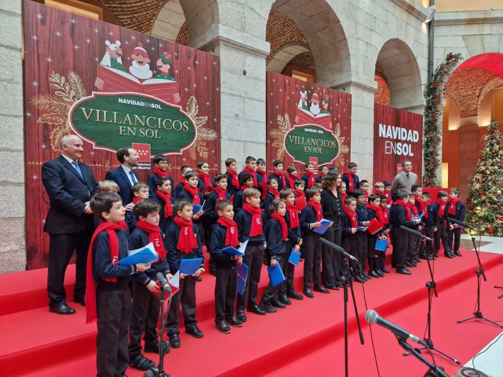 Coro-Tajamar-Navidad-en-Sol-con-Diaz-Ayuso.jpg