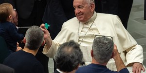 El regalo que le arrancó una sonrisa  al Papa para su cumpleaños